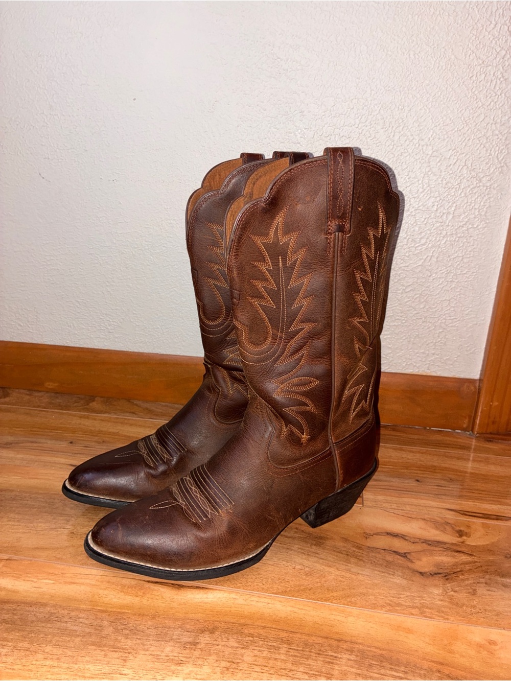 Ariat Women’s Heritage Round Toe Western Cowboy/Cowgirl Boots- size 7.5 B